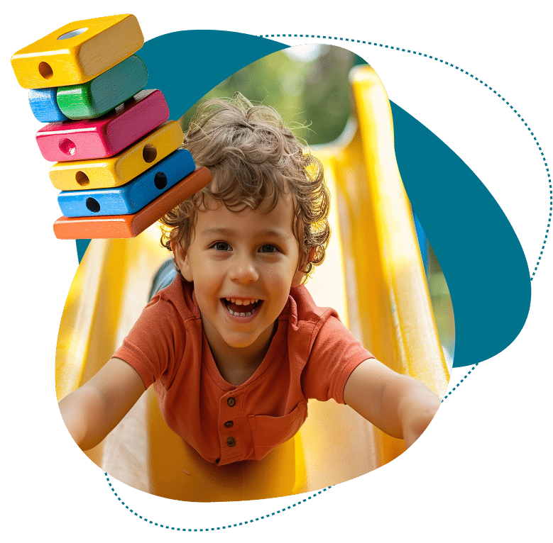 Garçon joyeux aux cheveux bouclés glissant sur un toboggan jaune, les bras tendus. Des blocs de jeu colorés empilés flottent au-dessus.