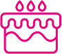 Icône rose vif d'un gâteau à deux étages avec glaçage ondulé, surmonté de trois bougies allumées. Symbole de fête et célébration.