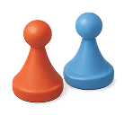 Deux pions de jeu, un orange et un bleu, placés côte à côte sur une surface claire, projetant des ombres légères.